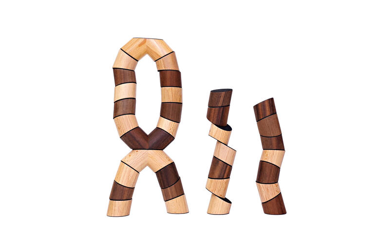 Houten stapelspel met meerdere sculpturale houten stukken in verschillende posities.