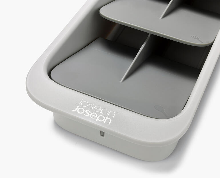 Close-up van een compacte bestekorganizer in grijs.