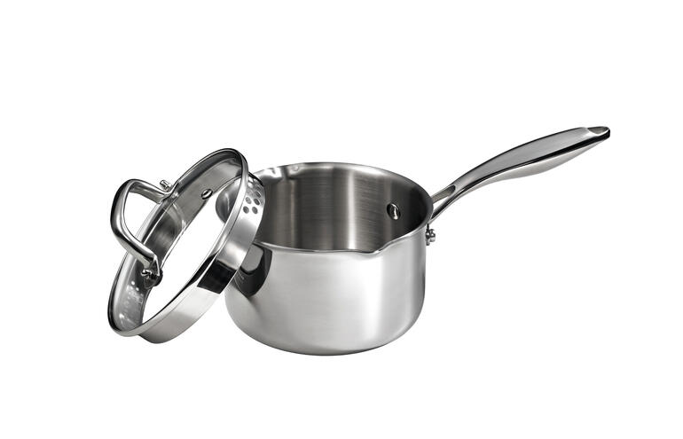 Steelpan met deksel, op een witte achtergrond.