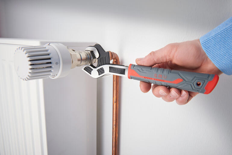 Snelspan sleutel wordt gebruikt om een radiatorventiel aan te draaien.