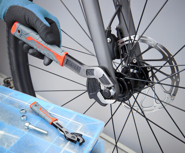 Snelspan sleutel wordt gebruikt voor het onderhouden van een fietsremmechanisme.