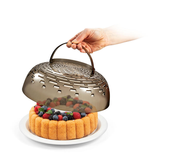 Hand heft een afneembare deksel van een 3-in-1 schaal met fruit