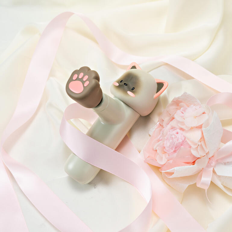 Konijnenmassageapparaat omwikkeld met een zachte roze strik rond een bloem.