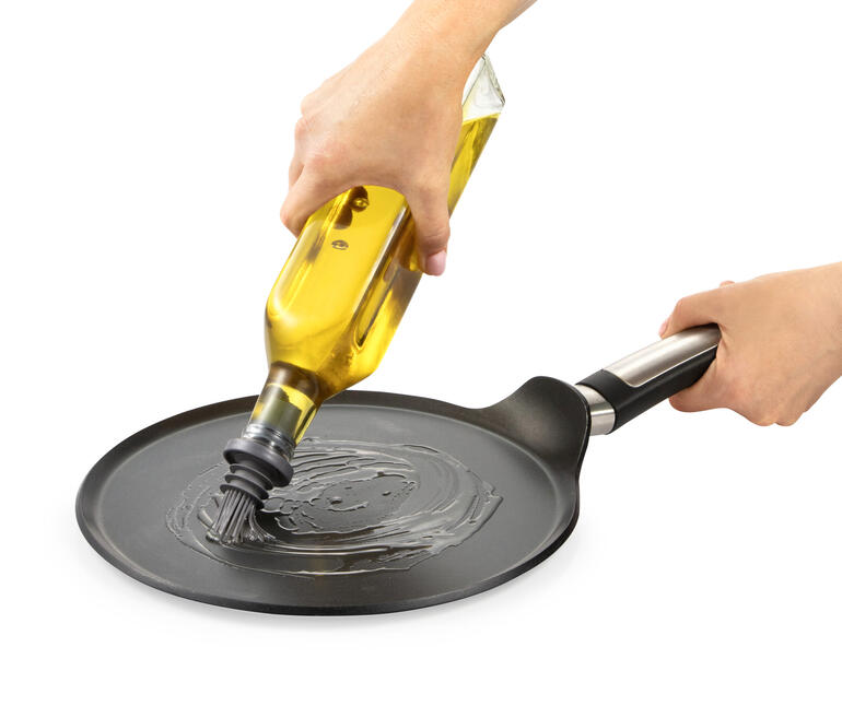 Handontwerper, olië infusie op pan met olie dispenser.