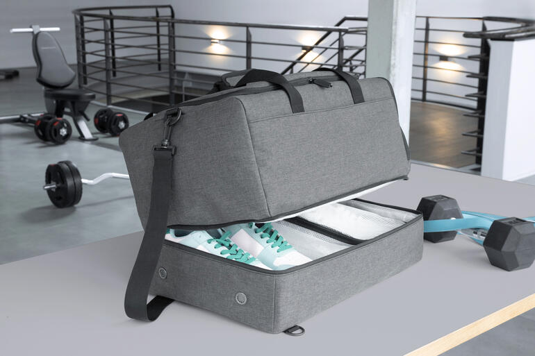 Grijze 2-in-1 allroundtas in open positie met sportschoenen binnenin.