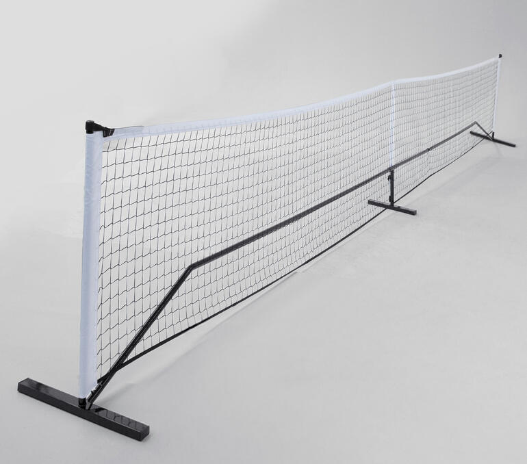 Pickleball-net op grijze achtergrond.