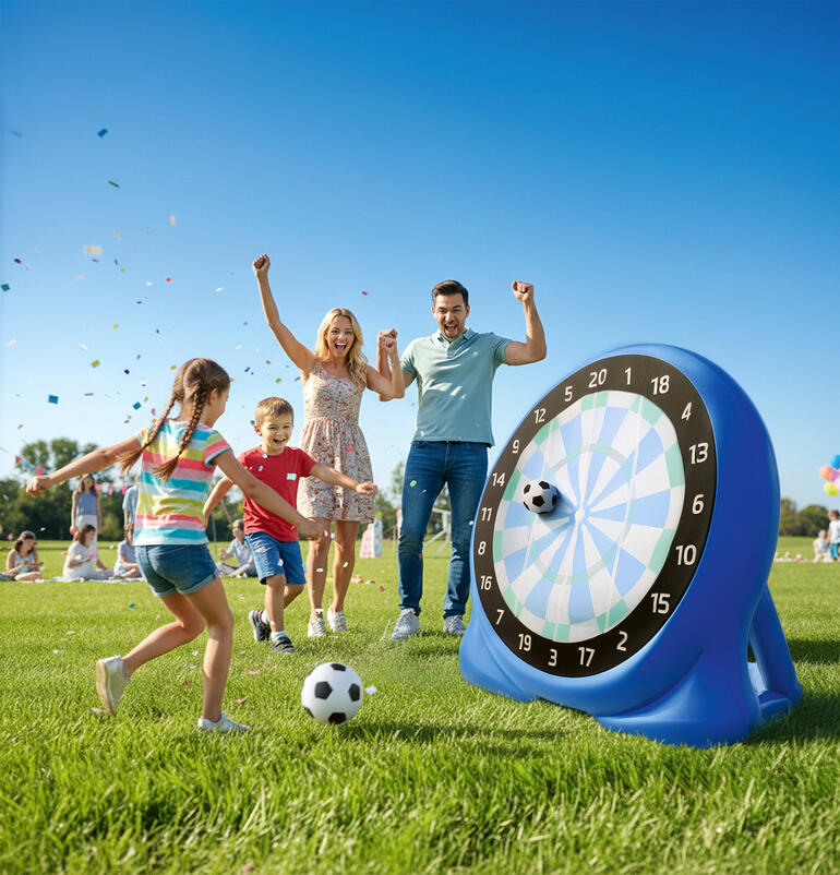 Gezin speelt voetbal-dart buiten met een groot doel.