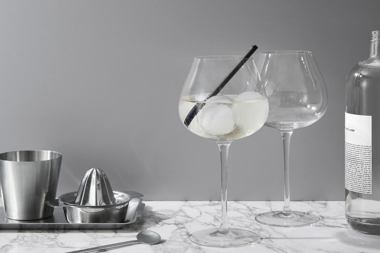 Twee elegante glazen gin glazen op een marmeren ondergrond