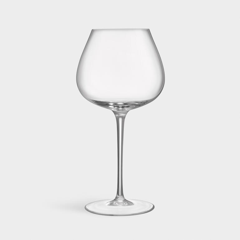 Een enkel gin glas op een lichte achtergrond