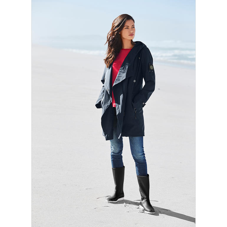 Sailors & Brides lange softshell-jas Vrouw draagt een marineblauwe softshell jas op het strand