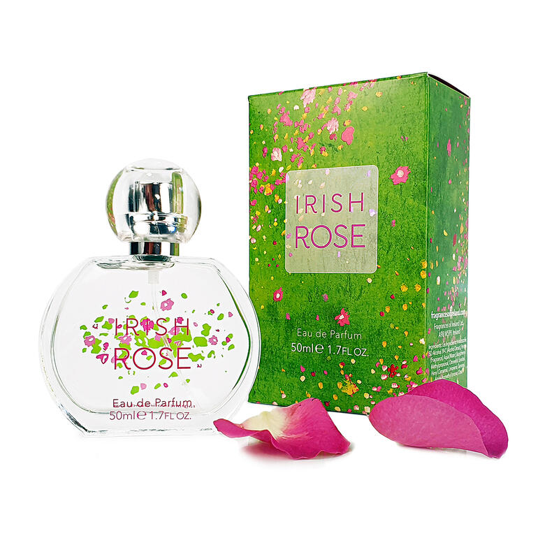 Fles Irish Rose parfum met rozenblaadjes op de voorgrond.