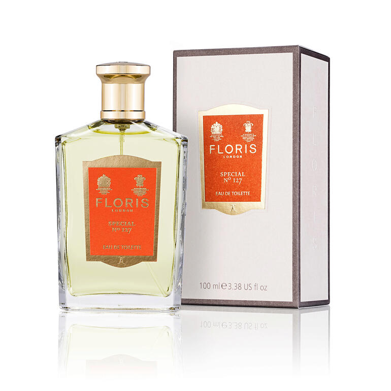 Fles van Floris No. 127 parfum op een lichte achtergrond.