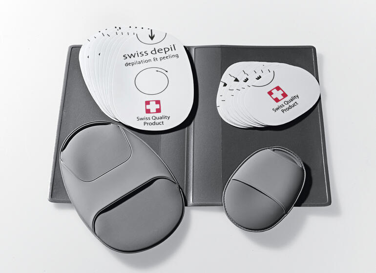 In het handige etui worden telkens 10 slijppads en de 2 handschoenen hygiënisch weggeborgen. Inhoud van de Swiss Depil-set in een zwart etui