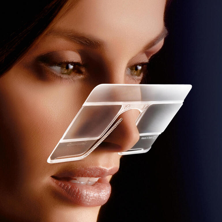 Vrouw met glasses eyeCard® op de neus
