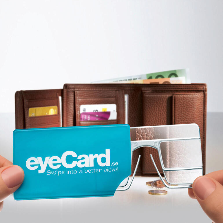 In de praktische kunststof insteeketui hebt u uw eyeCard® altijd bij de hand. eyeCard® 2-set naast een portemonnee