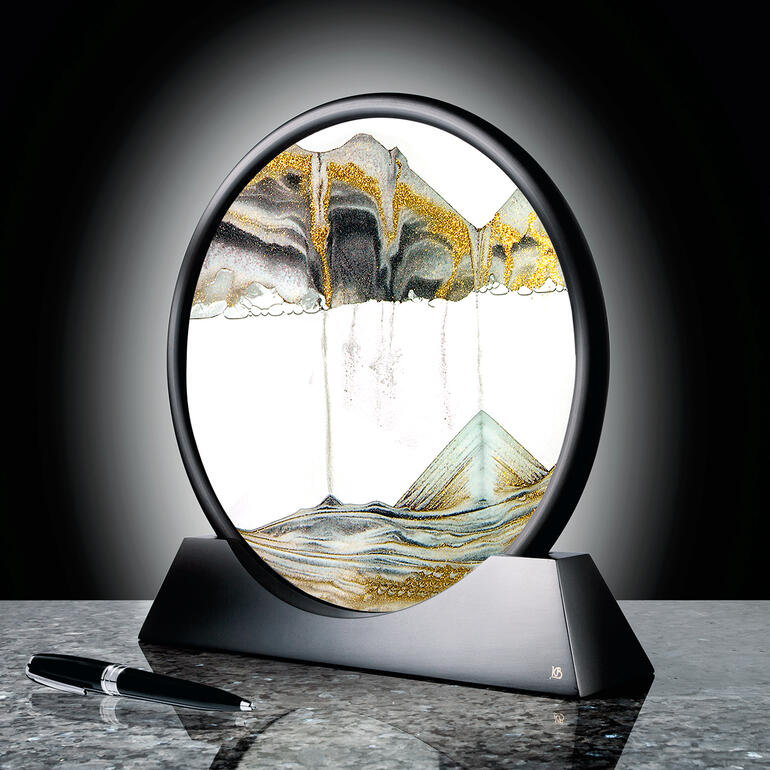 Zandbeeld op een zwarte standaard met een pen.