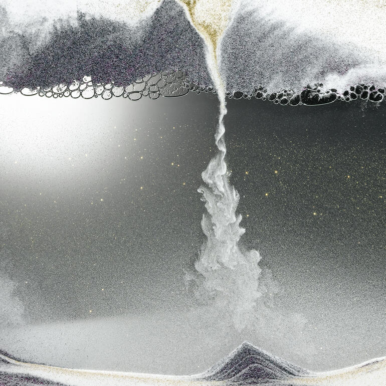 Close-up van een zandbeeld met zandwervel.
