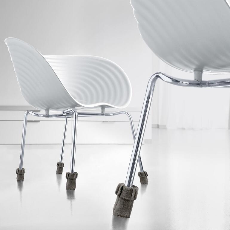 Stoel sokken 'Wukies' op meubelpoot van design meubels.
