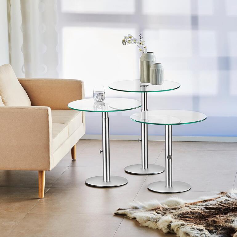 Drie glazen bijzettafels met verchroomde frames.