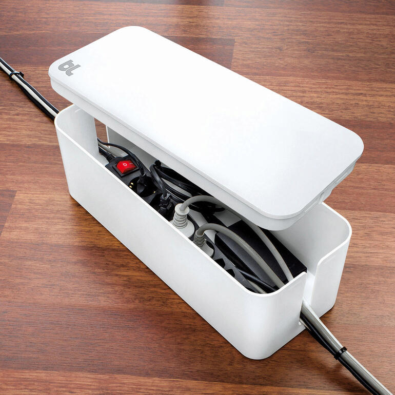 Witte CableBox™ mini met open deksel en verborgen kabels.