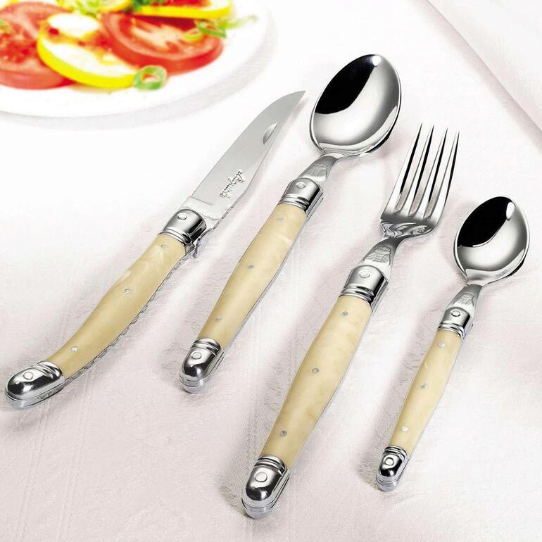 Laguiole Bistro-bestek met mes, vork en lepel op een tafel.