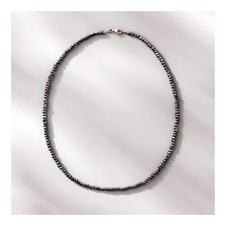 Dunne spinelketting in zwart met een fijn, gelijkmatig ontwerp.