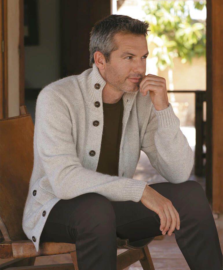 Grijze Royal-Alpaca vest, met twee grote zakken vooraan en een hoge kraag.