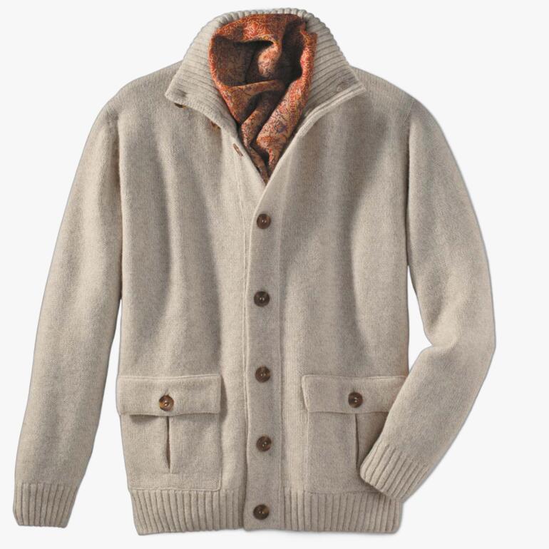 Grijze Royal-Alpaca vest, met twee grote zakken vooraan en een hoge kraag.