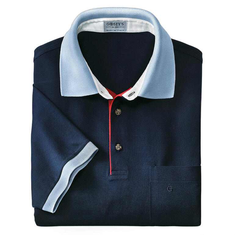 Donkerblau polo met lichte blauwe kraag, gevouwen op een witte achtergrond.