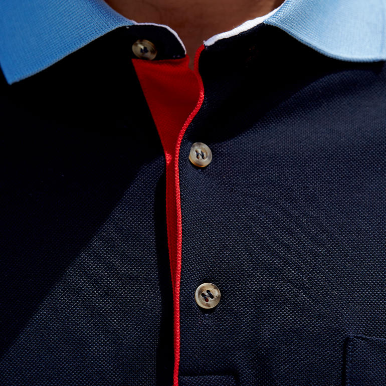 marine Close-up van de kraag van een donkerblauwe polo met rode accenten.