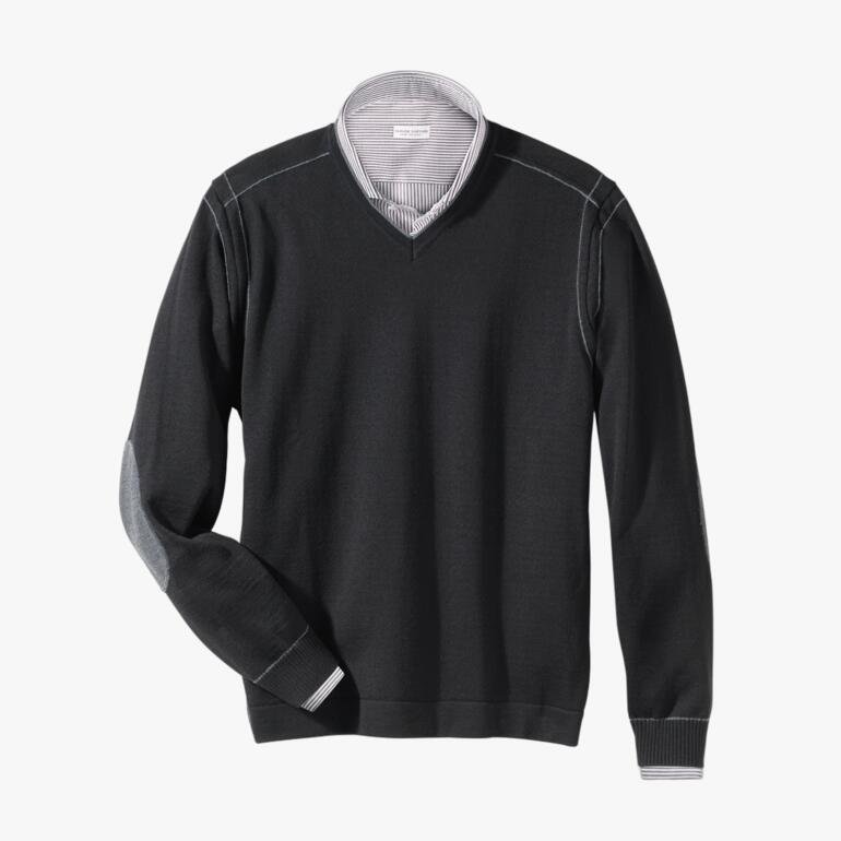 Donkergroen V-halstrui met witte details op een witte achtergrond.