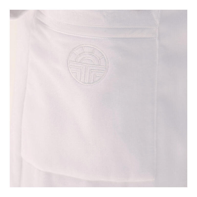 Detail van de zak van een witte Féraud Couture badjas met logo