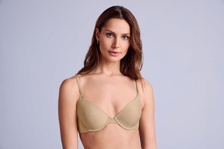 Vrouw in cappuccino kleurige Maidenform T-shirt bh op een witte achtergrond