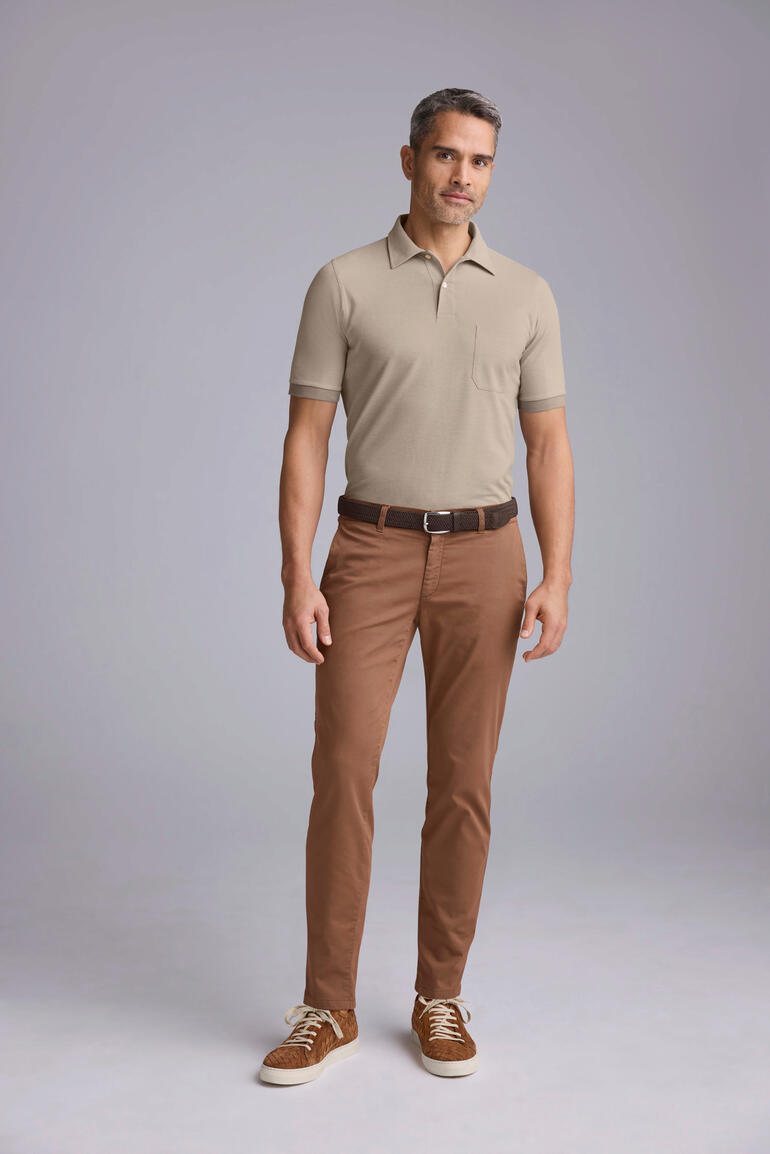 bruin Man in beige Pima-Cotton shirt met neutrale achtergrond.