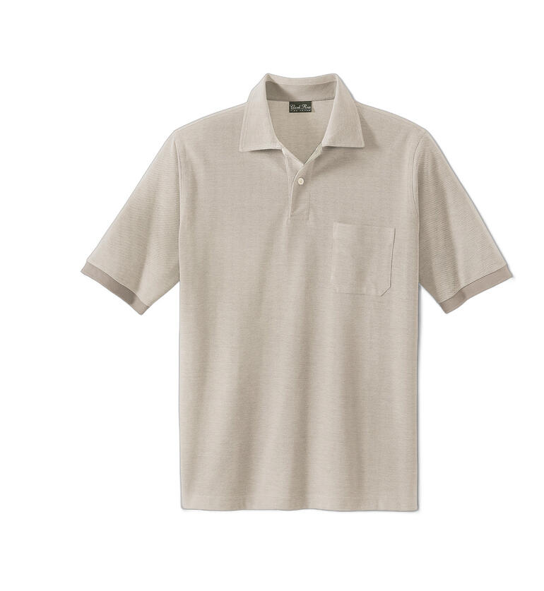zand Beige poloshirt met korte mouwen en een borstzak op een lichte achtergrond.