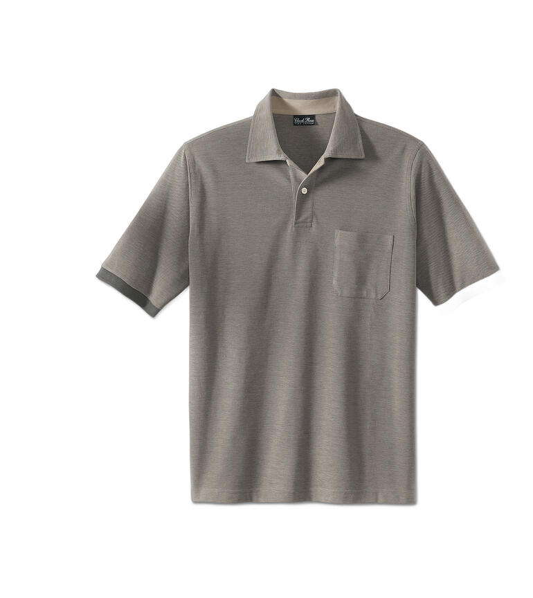 Beige poloshirt met korte mouwen en een borstzak op een lichte achtergrond.