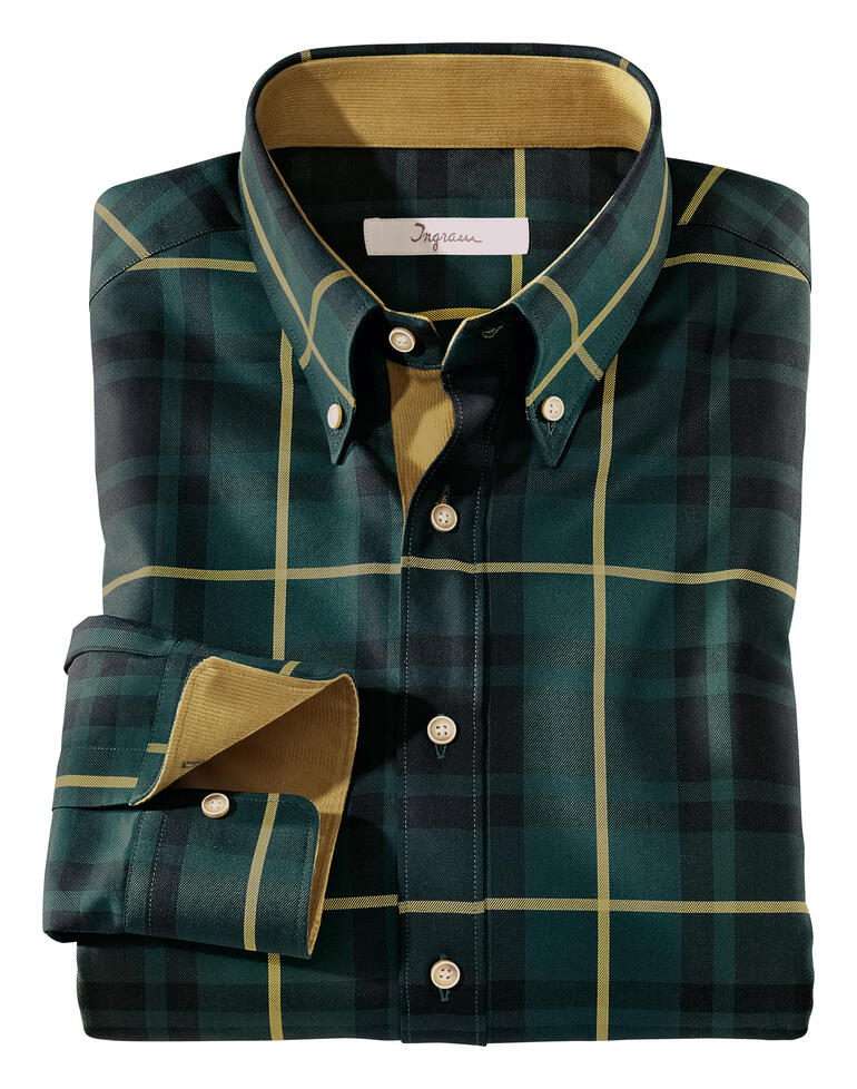 Gerolde en gestreken geruite Ingram shirt op een witte achtergrond.