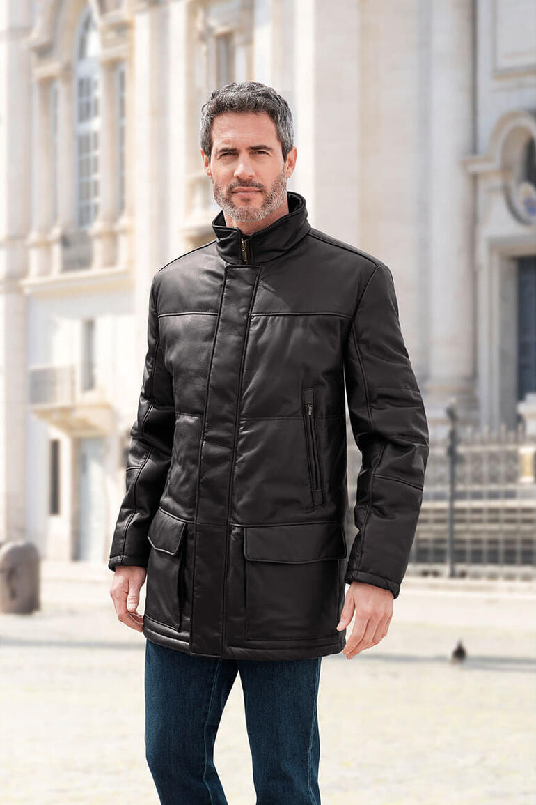 Man draagt een zwarte rendier nappa donsjack met opstaande kraag.