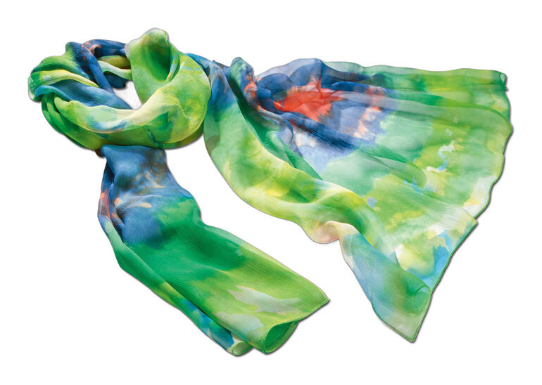 Aquarell zijden sjaal in groen- en blauwtinten, kunstzinnig gedrapeerd.