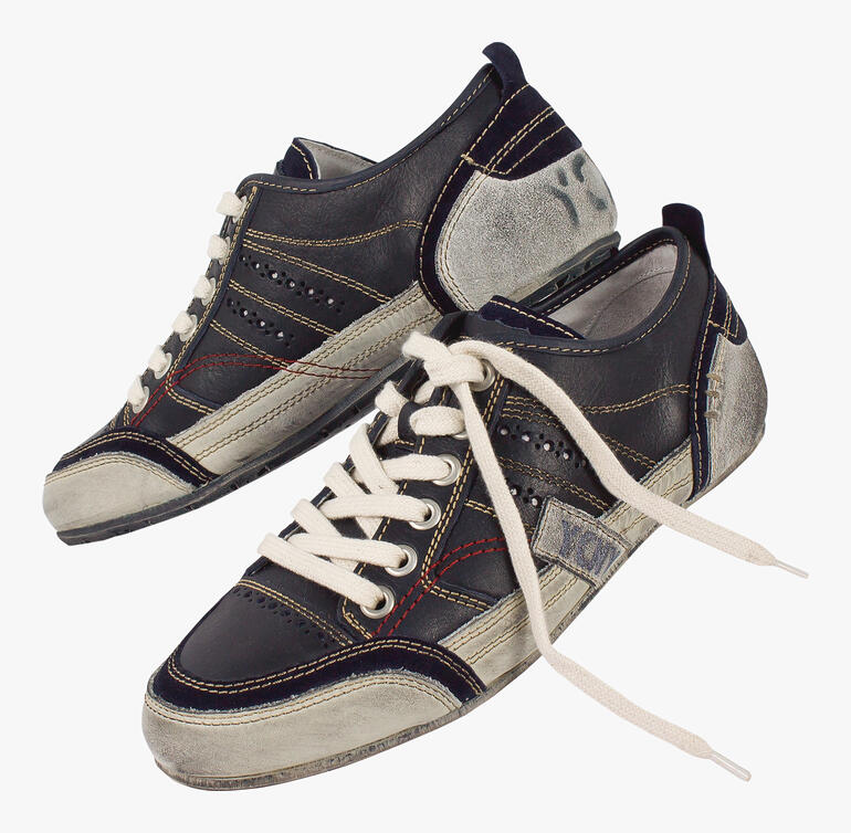 Sneaker in blauw- en grijstinten met witte veters.