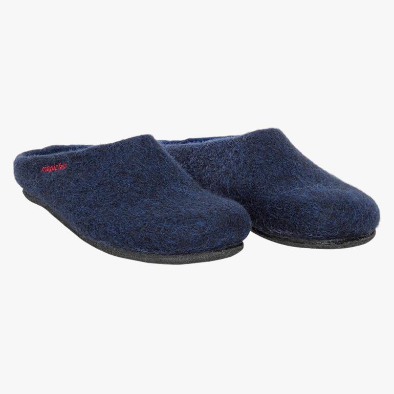 Twee donkerblauwe vilten slippers naast elkaar, voorkant.