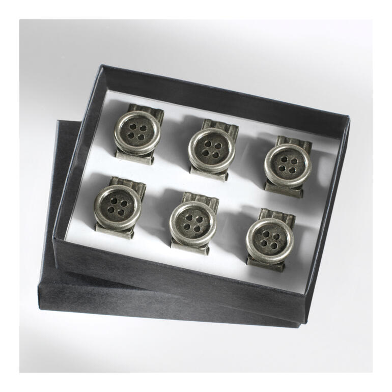 Zes zilveren broekriemknopclips in een zwarte geschenkdoos.