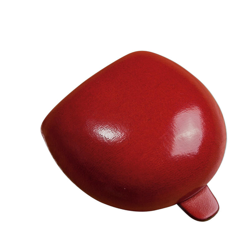 rood Il Bussetto muntzakje in rode kleur, glad en rond.