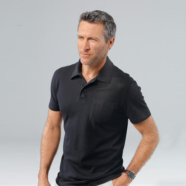 Man in zwart mesh polo t-shirt, portret.