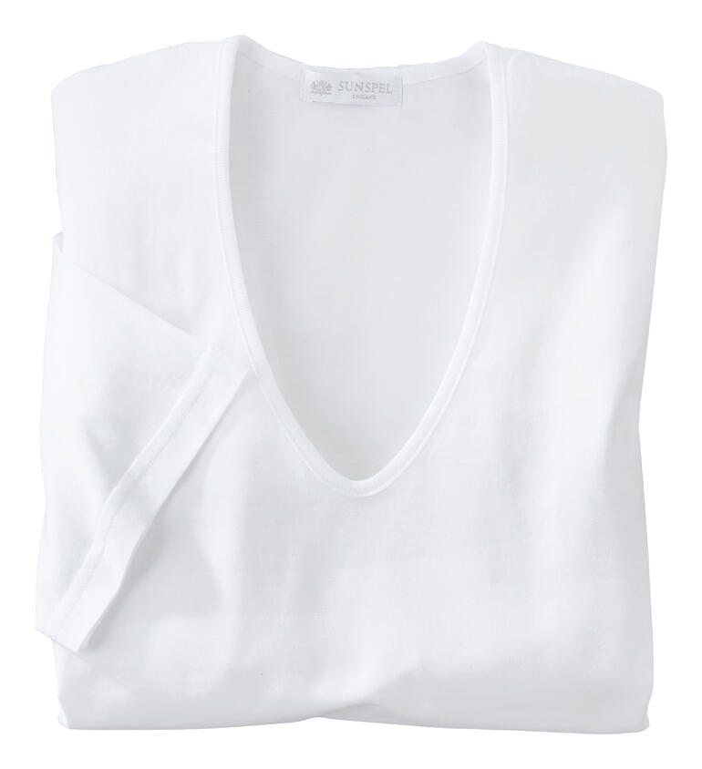 korte mouw, V-shirt, wit Wit Sunspel-shirt ligt gevouwen op een tafel.