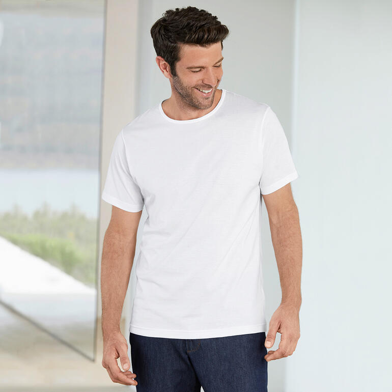 Man draagt een witte jersey T-shirt met ronde hals.