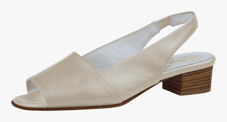 Beige Mario Arpili sandaal, zijaanzicht met open teen.