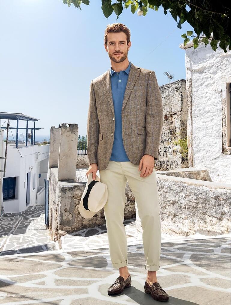 Casanova gevlochten loafers Man in een herringbone zijden blazer op een pittoreske plek.