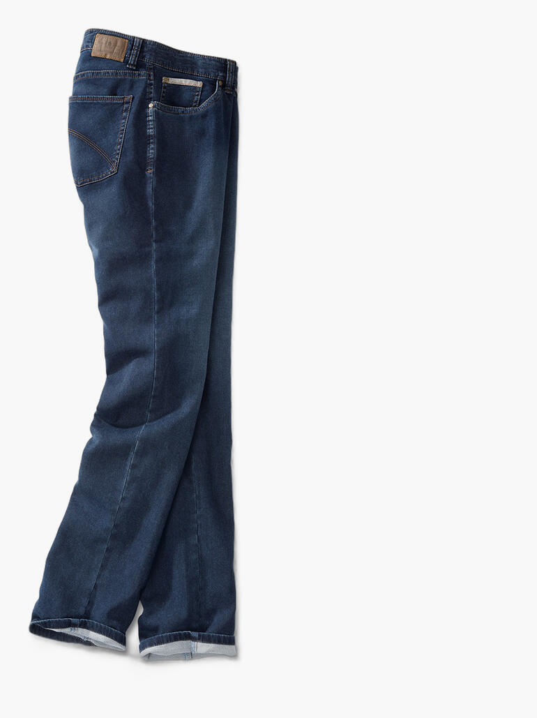 Donkerblauwe jeans nonchalant gevouwen, lichtgewicht stof.