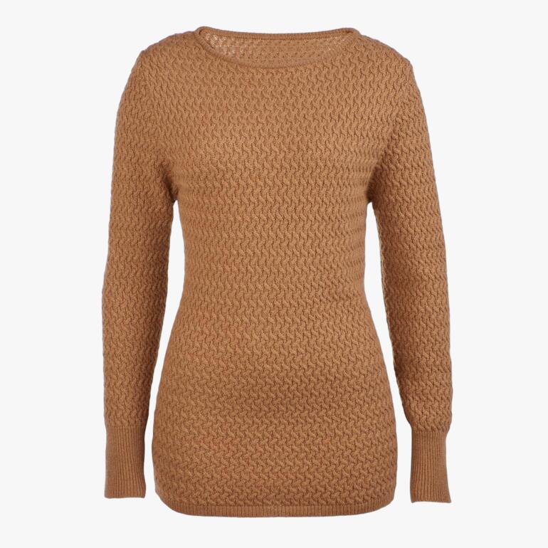 Vooraanzicht van een kamelenhaar trui met breipatroon.